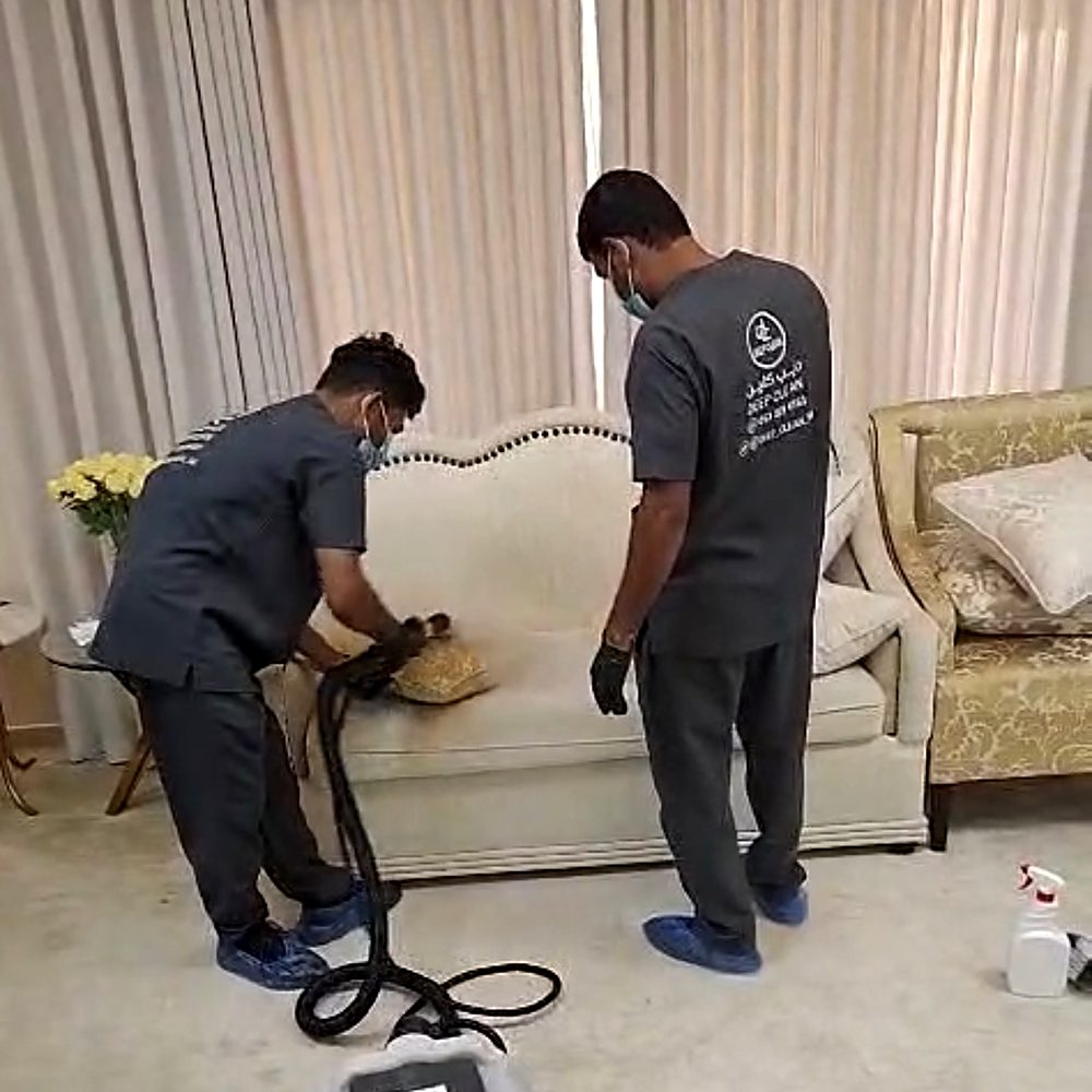 تنظيف كنب بالبخار داخل مجلس